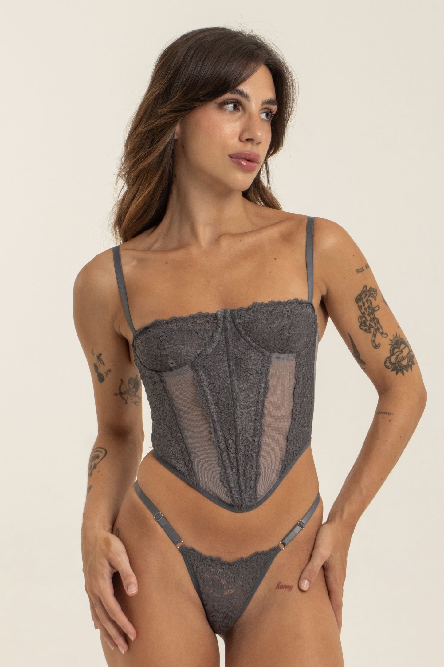 modelo veste corset cinza confortável, com renda, recortes e sustentação