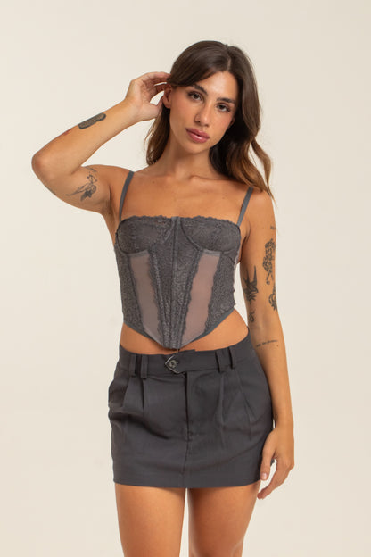 modelo veste corset cinza confortável, com renda, recortes e sustentação
