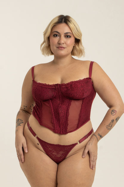 modelo veste corset plus size vermelho confortável, com renda, recortes e sustentação