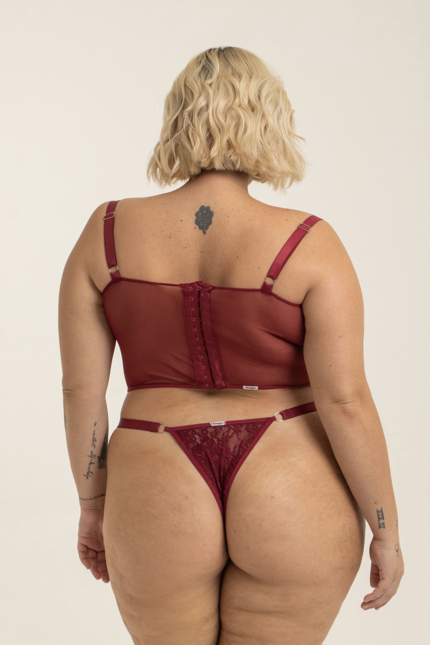 modelo veste corset plus size vermelho confortável, com renda, recortes e sustentação