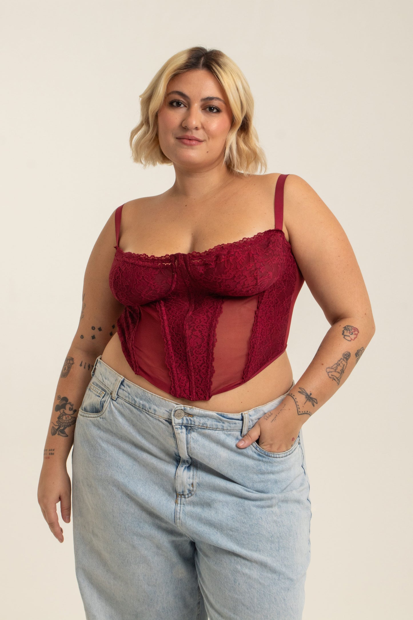 modelo veste corset plus size vermelho confortável, com renda, recortes e sustentação