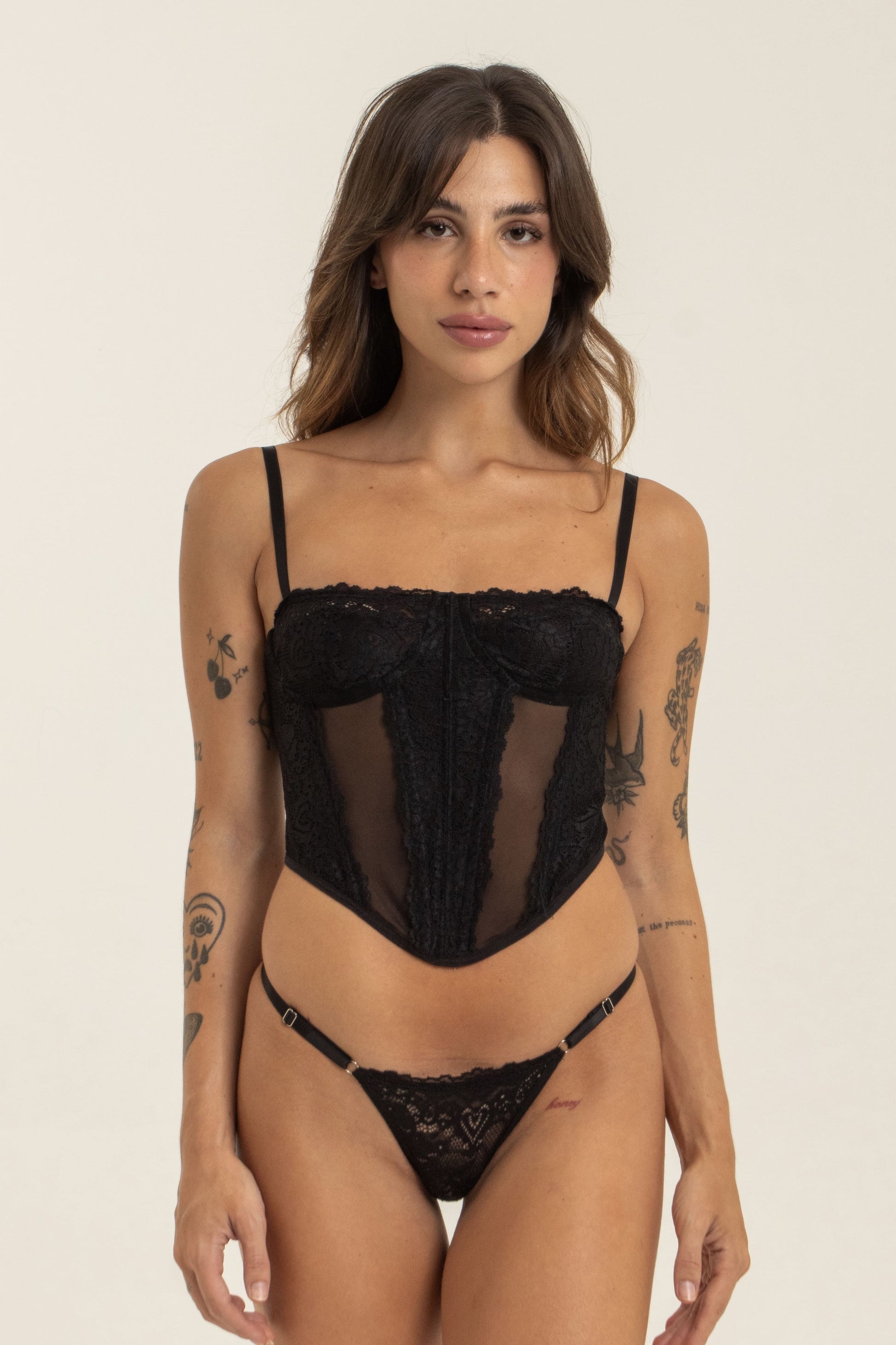 modelo veste corset preto confortável, com renda, recortes e sustentação