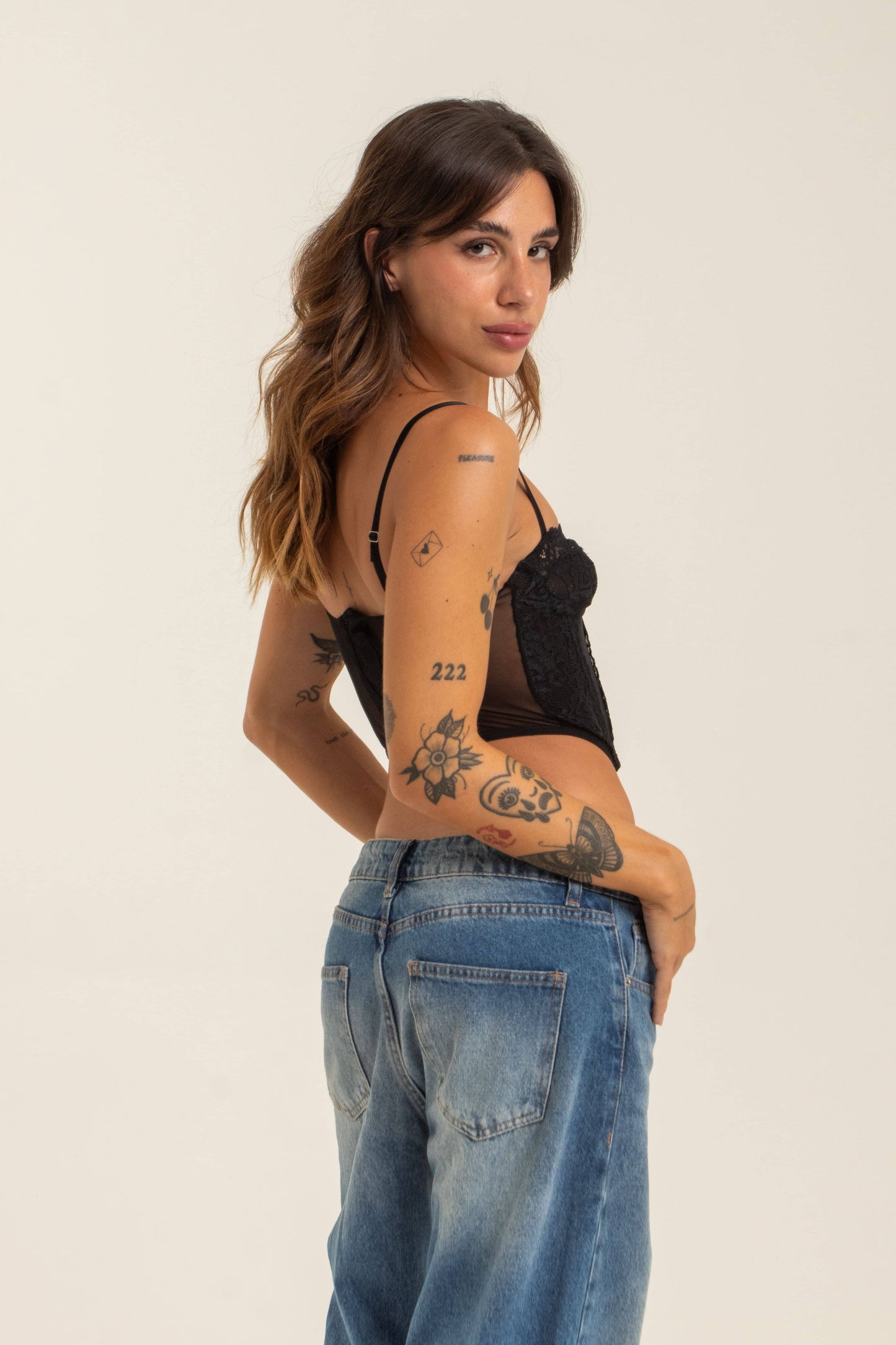 modelo veste corset preto confortável, com renda, recortes e sustentação