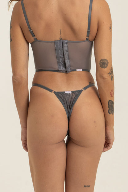modelo veste calcinha de renda cinza confortável fio dental