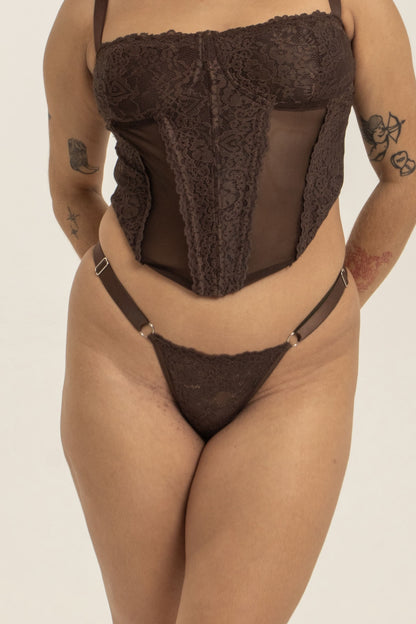 modelo veste calcinha de renda plus size marrom confortável fio dental