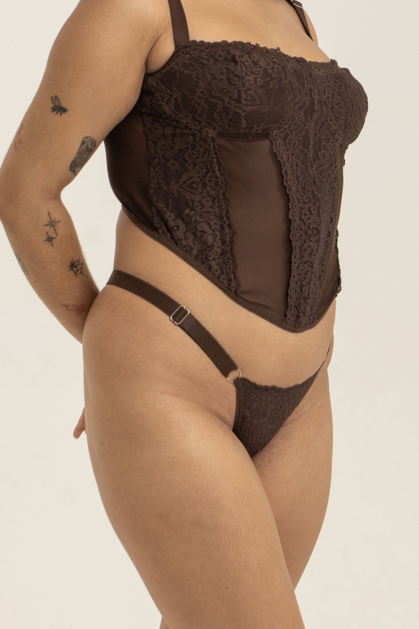 modelo veste calcinha de renda plus size marrom confortável fio dental