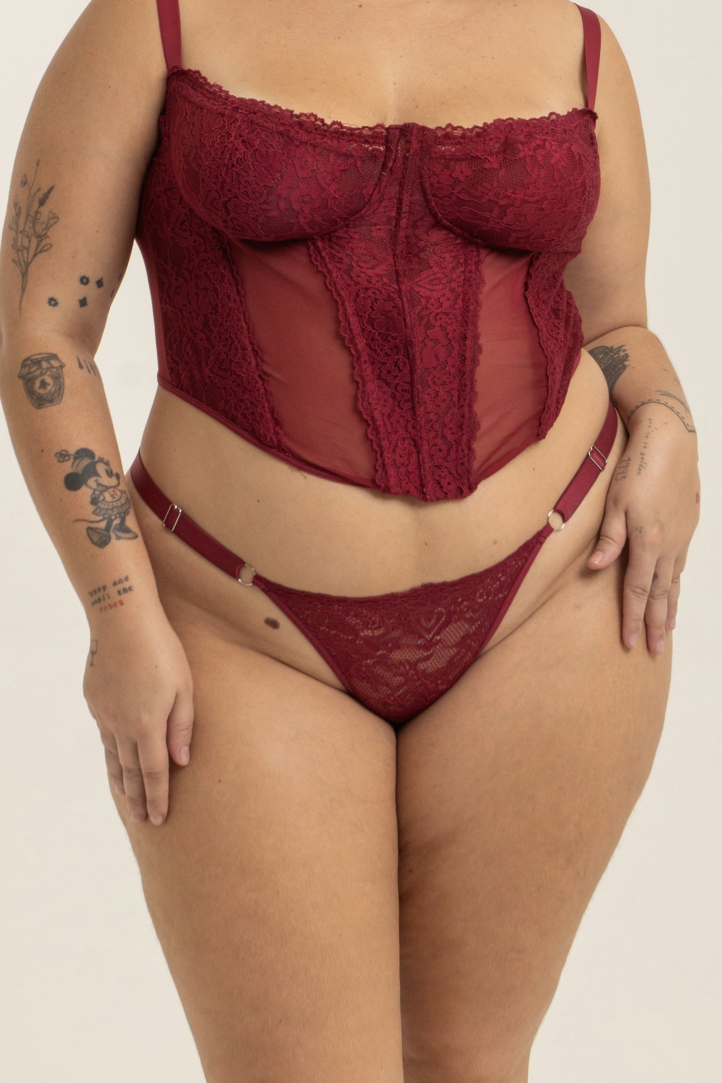 modelo veste calcinha de renda plus size vermelha confortável fio dental