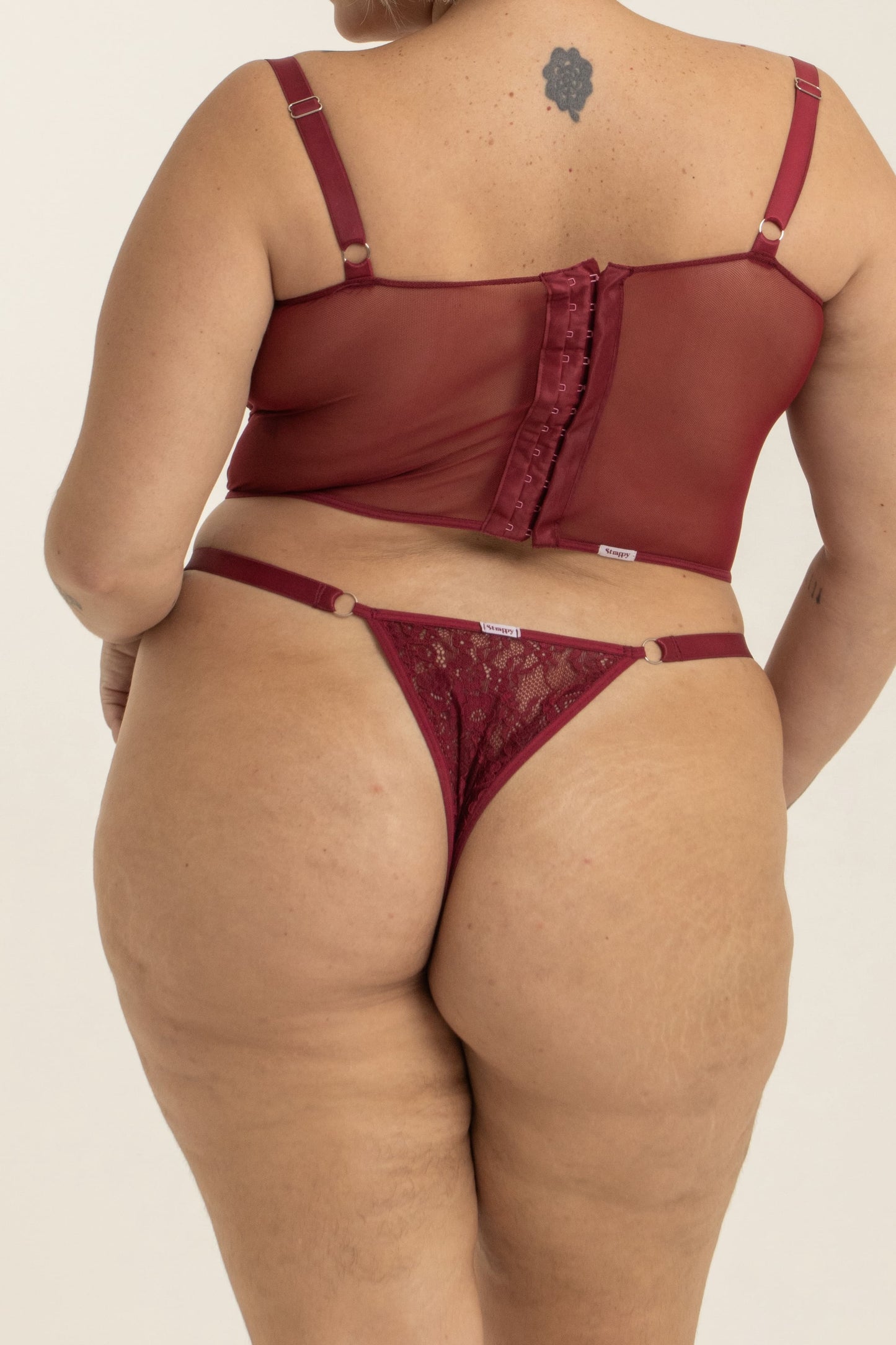 modelo veste calcinha de renda plus size vermelha confortável fio dental