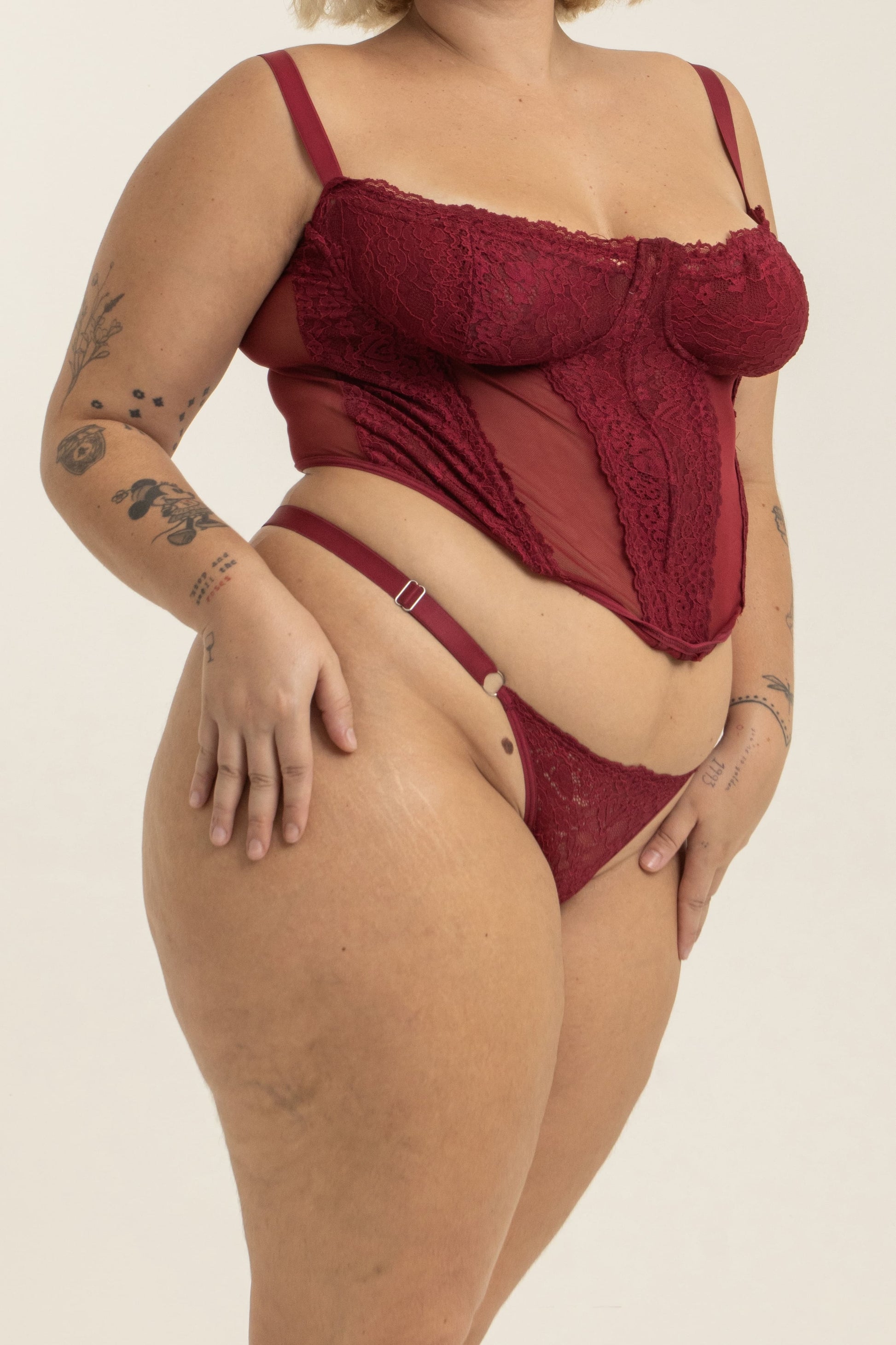 modelo veste calcinha de renda plus size vermelha confortável fio dental