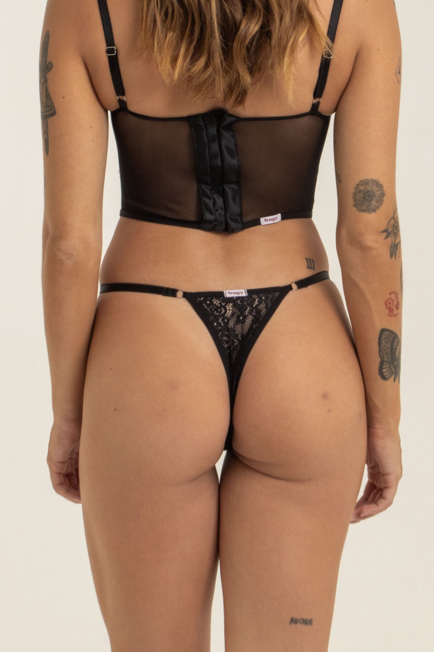  modelo veste calcinha de renda preta confortável fio dental
