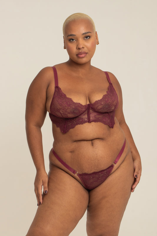 modelo veste sutiã plus size todo em renda, com taça de barbatanas pra deixar ele mais estruturado mas sem perder o conforto.