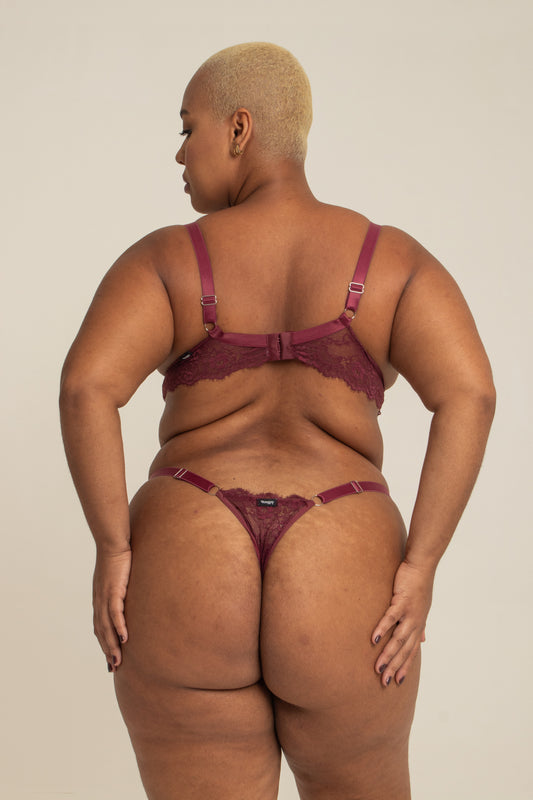 modelo veste sutiã plus size todo em renda, com taça de barbatanas pra deixar ele mais estruturado mas sem perder o conforto.