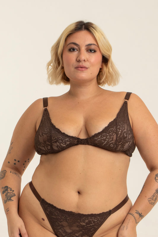 modelo veste sutiã em renda plus size com taça que abraça até a lateral do peito e trás efeito push up