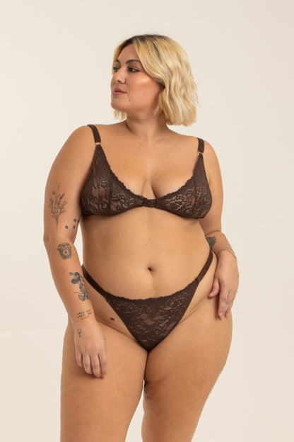modelo veste sutiã em renda plus size com taça que abraça até a lateral do peito e trás efeito push up