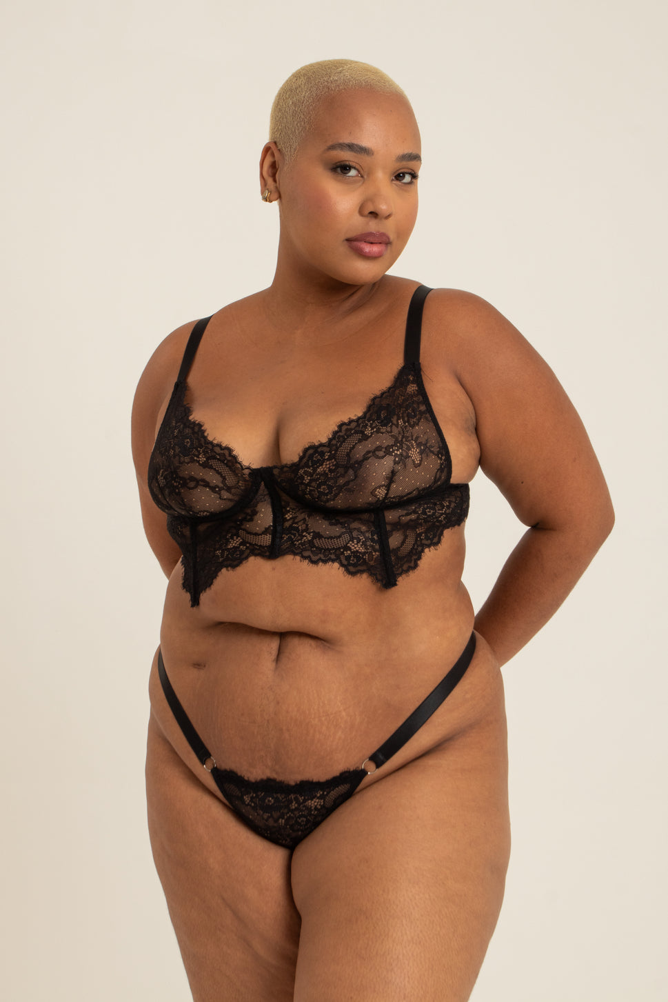modelo veste sutiã plus size todo em renda, com taça de barbatanas pra deixar ele mais estruturado mas sem perder o conforto.