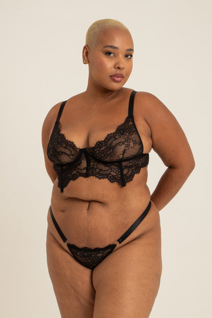 modelo veste sutiã plus size todo em renda, com taça de barbatanas pra deixar ele mais estruturado mas sem perder o conforto.