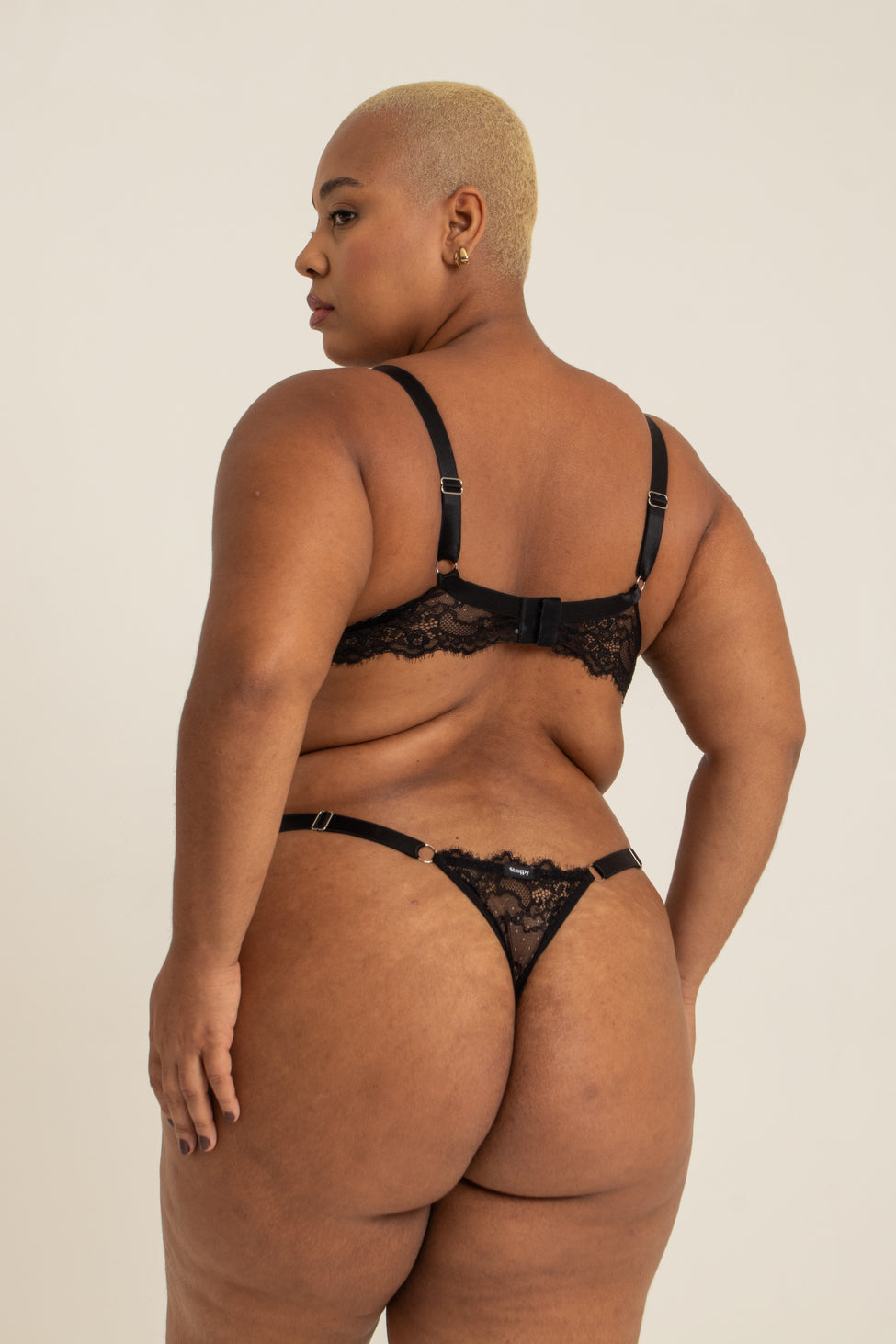 modelo veste sutiã plus size todo em renda, com taça de barbatanas pra deixar ele mais estruturado mas sem perder o conforto.
