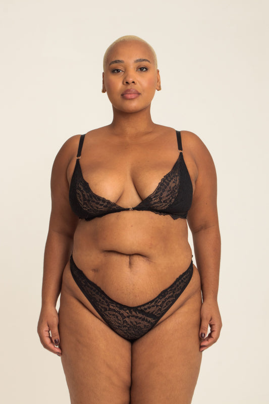 modelo veste sutiã de renda plus size preto que não marca a blusa e alça fina