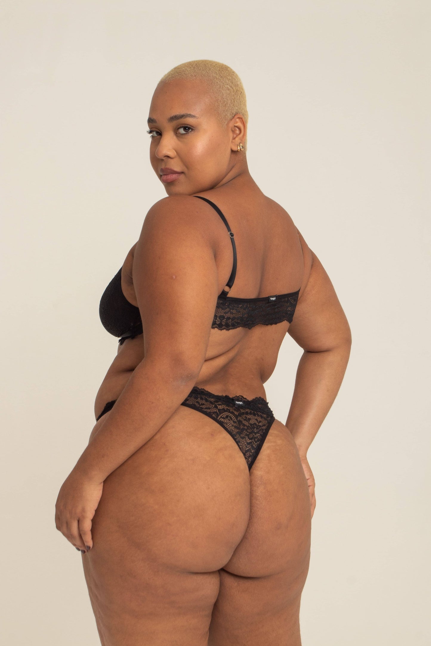 modelo veste sutiã de renda plus size preto que não marca a blusa e alça fina