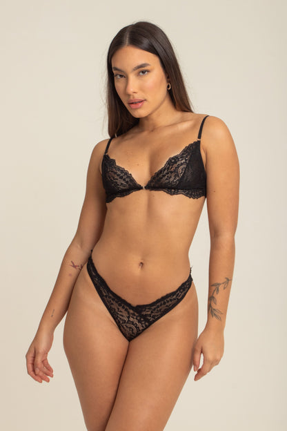 modelo veste sutiã de renda preto que não marca a blusa e alça fina