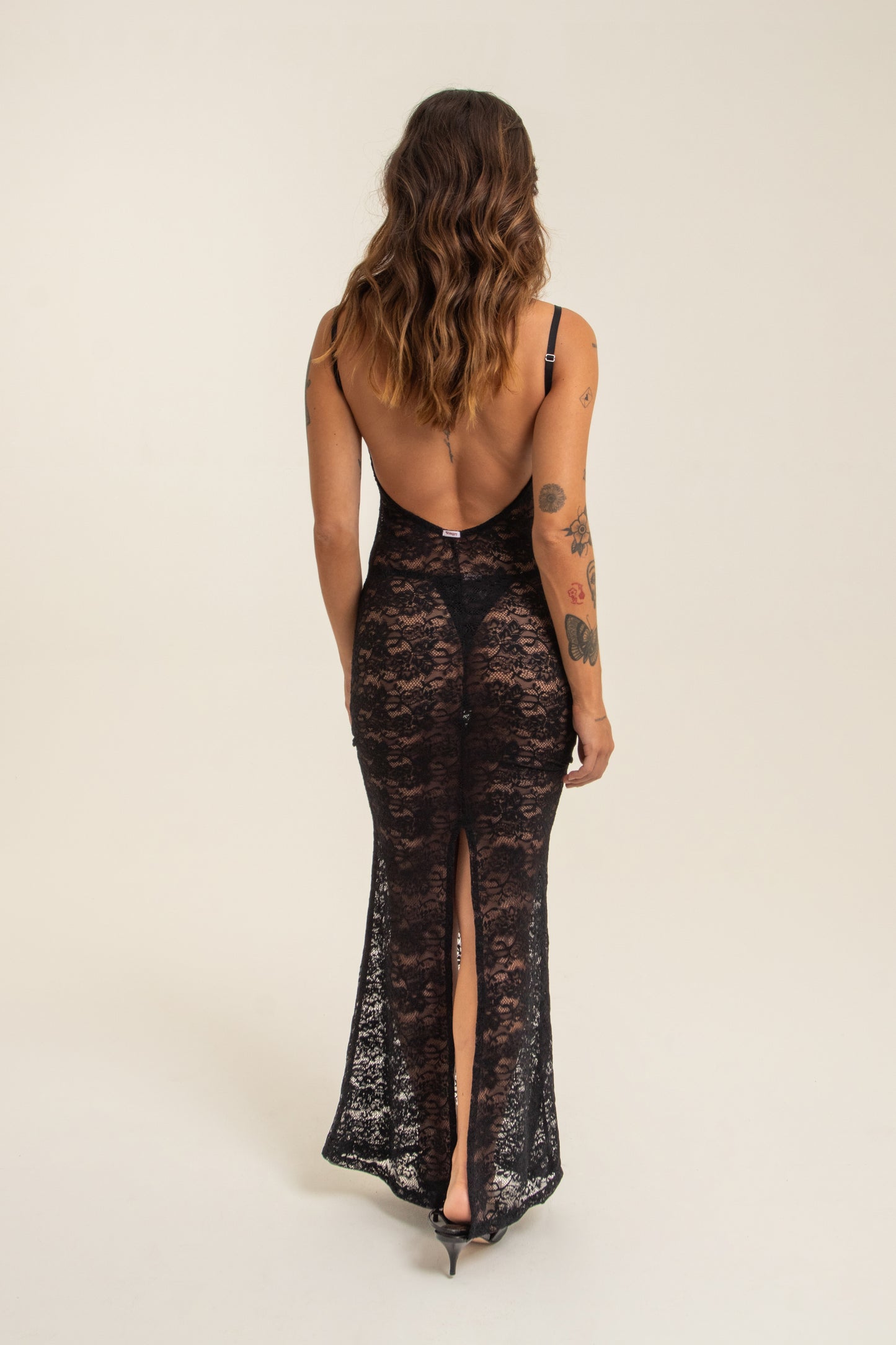  modelo com vestido longo todo em renda com decote nas costas super confortável
