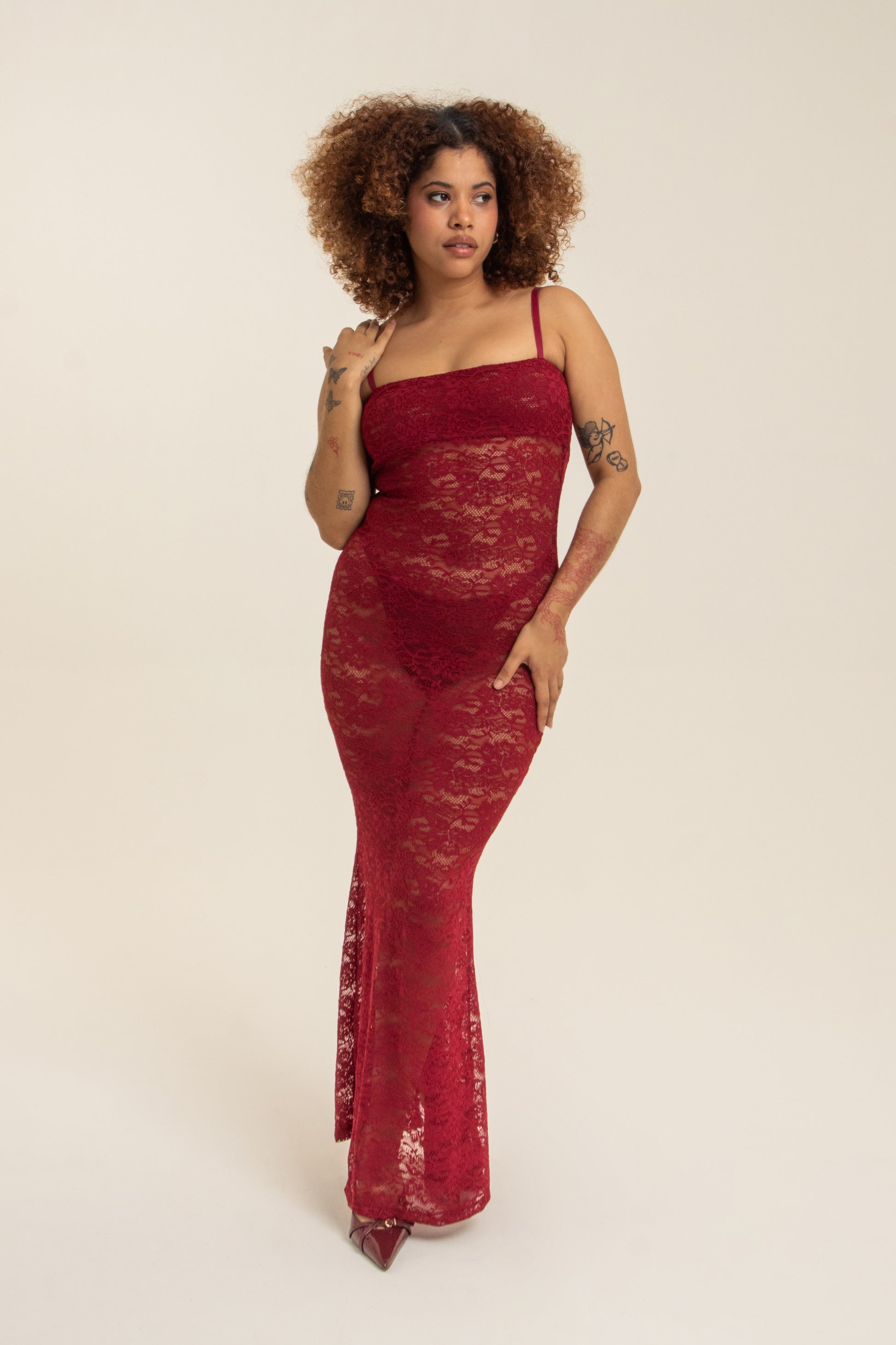 modelo com vestido longo plus size todo em renda com decote nas costas super confortável