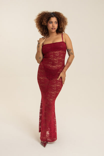 modelo com vestido longo plus size todo em renda com decote nas costas super confortável