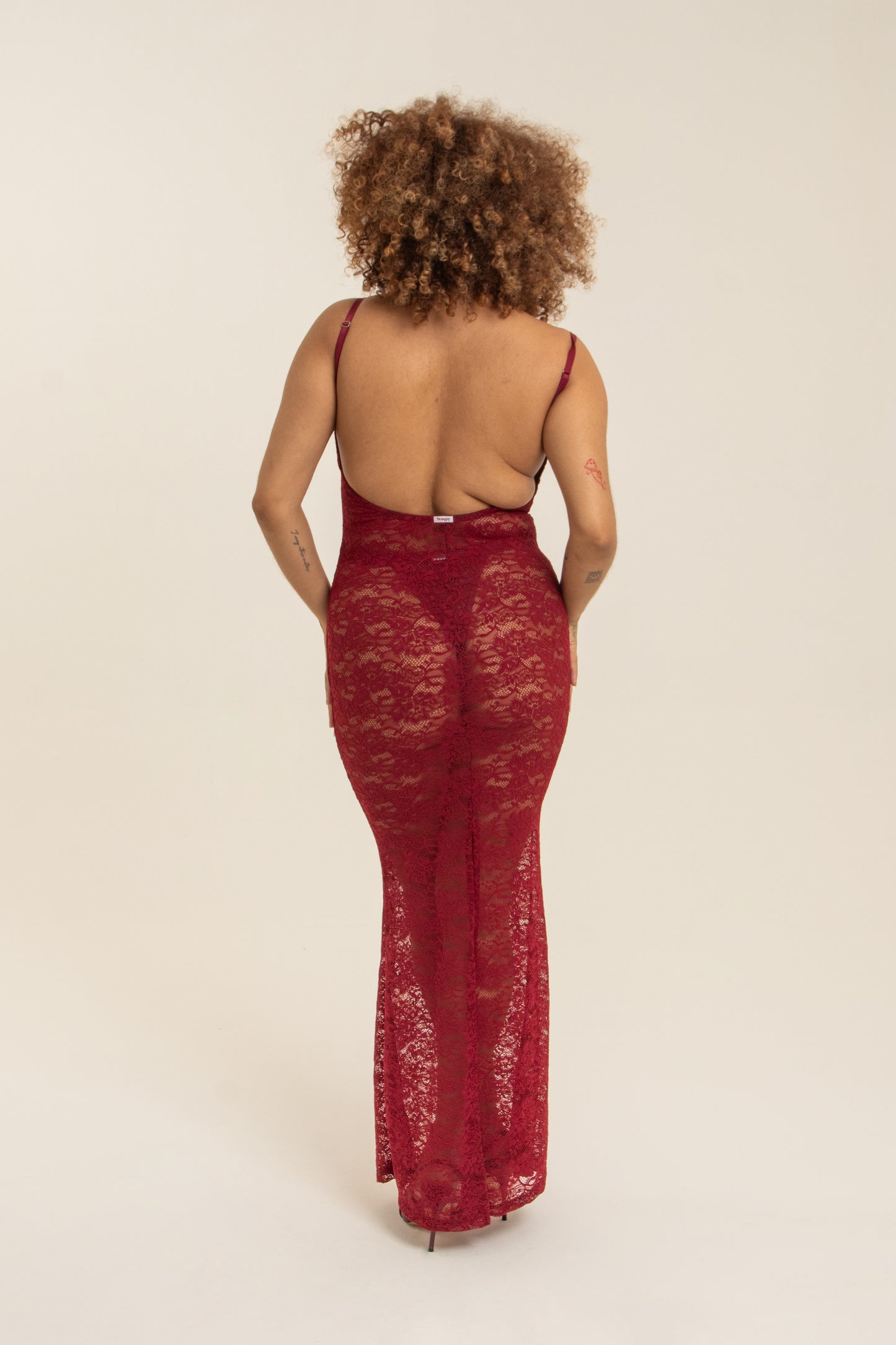 modelo com vestido longo plus size todo em renda com decote nas costas super confortável