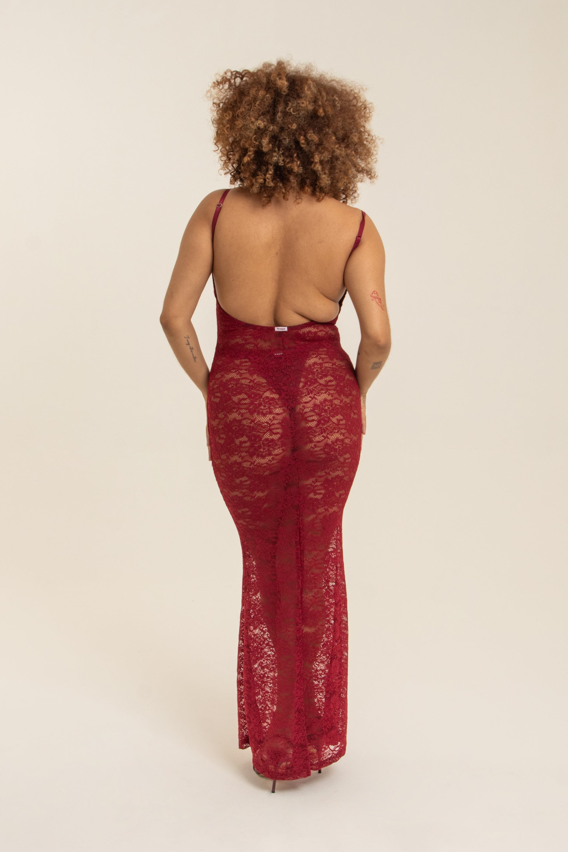 modelo com vestido longo plus size todo em renda com decote nas costas super confortável